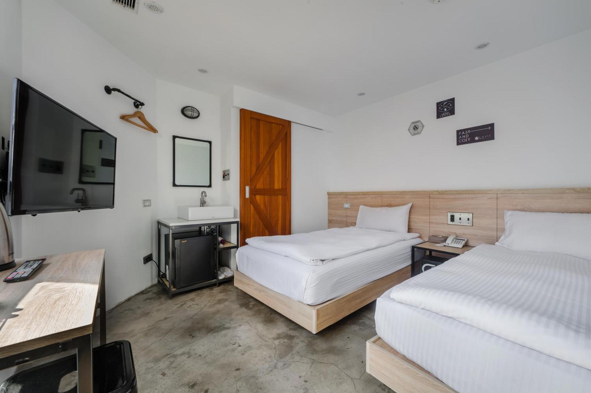 Chase Hotel Taichung Bagian luar foto